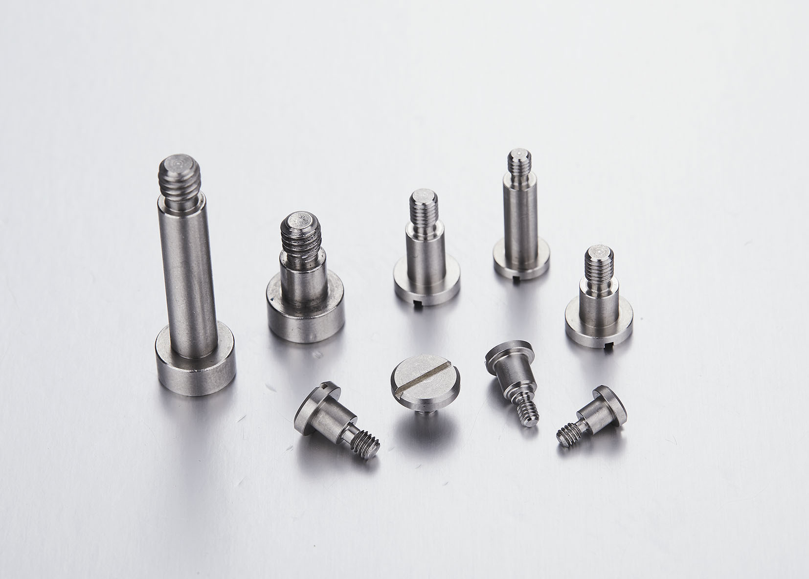 What factors determine the tensile strength and load capacity of stainless steel shoulder bolts?
